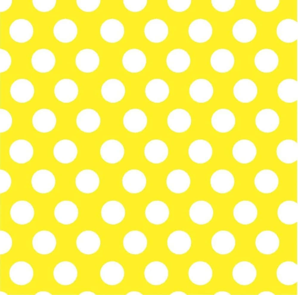 Yellow Polka Dot 桌布 壁紙 — 充滿活力的黃色背景，裝飾著均勻分佈的白色圓點，形成無縫重複圖案。
