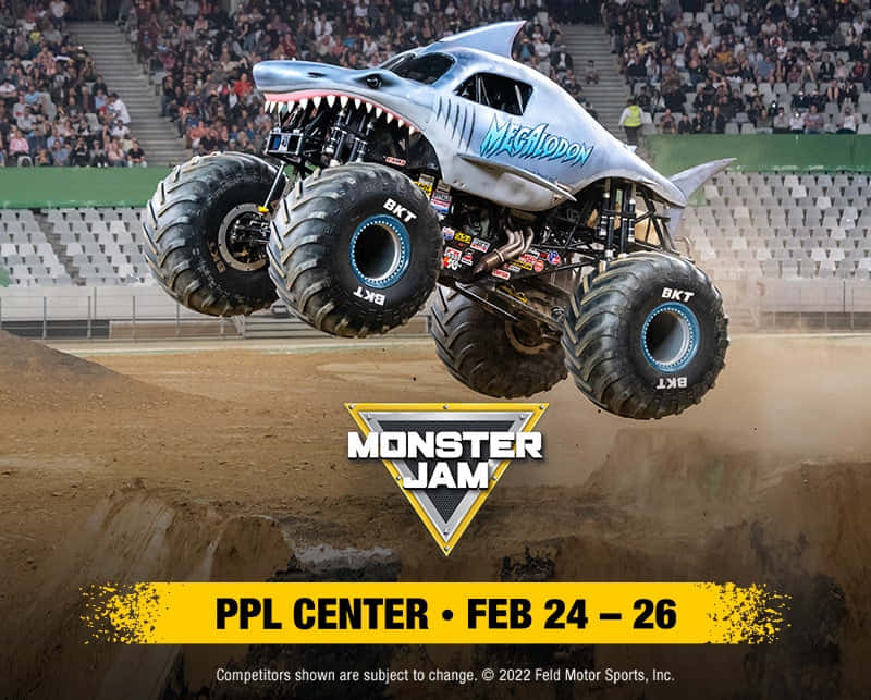 鯊魚怪獸卡車在Monster Jam活動中騰空而起，觀眾歡呼。