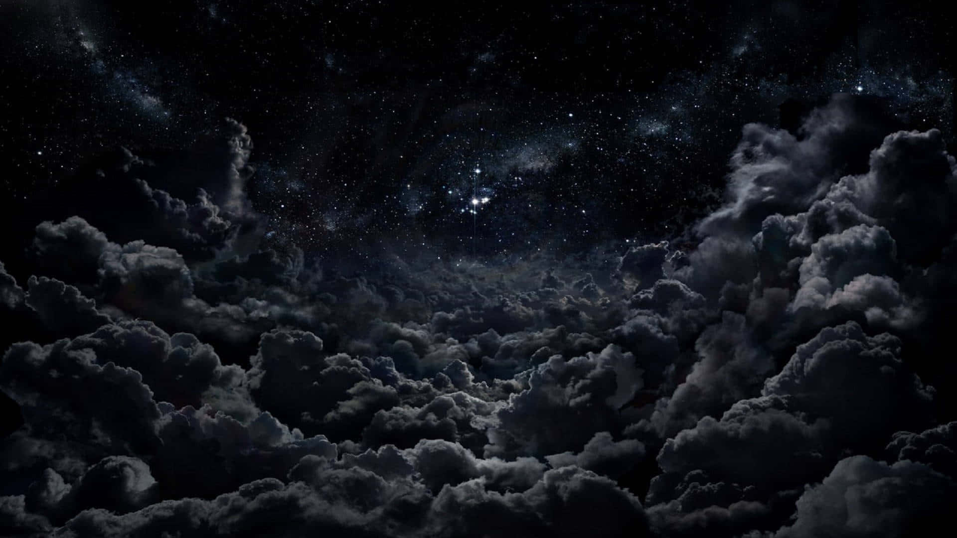 烏雲散開，露出帶有明亮天體群的星空夜景。