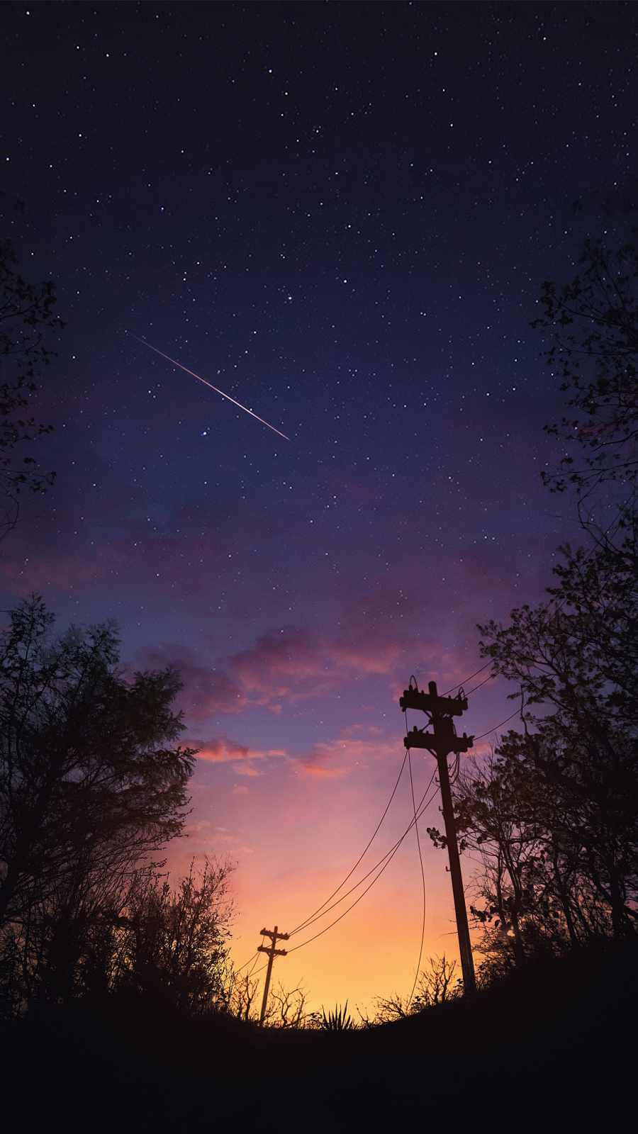 充滿輕盈雲朵的絢麗日落天空 壁紙 — 一顆流星劃過暮色天空，上方是剪影般的樹木和電線。