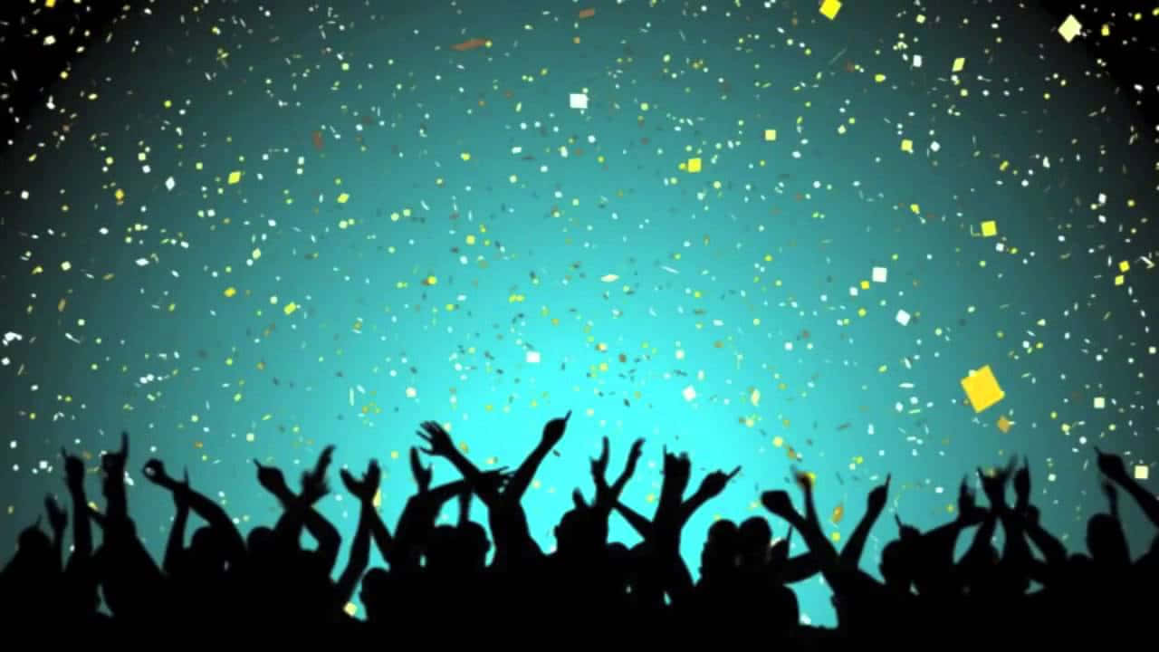 人群剪影在青綠色夜空中歡呼，紙屑飄落。