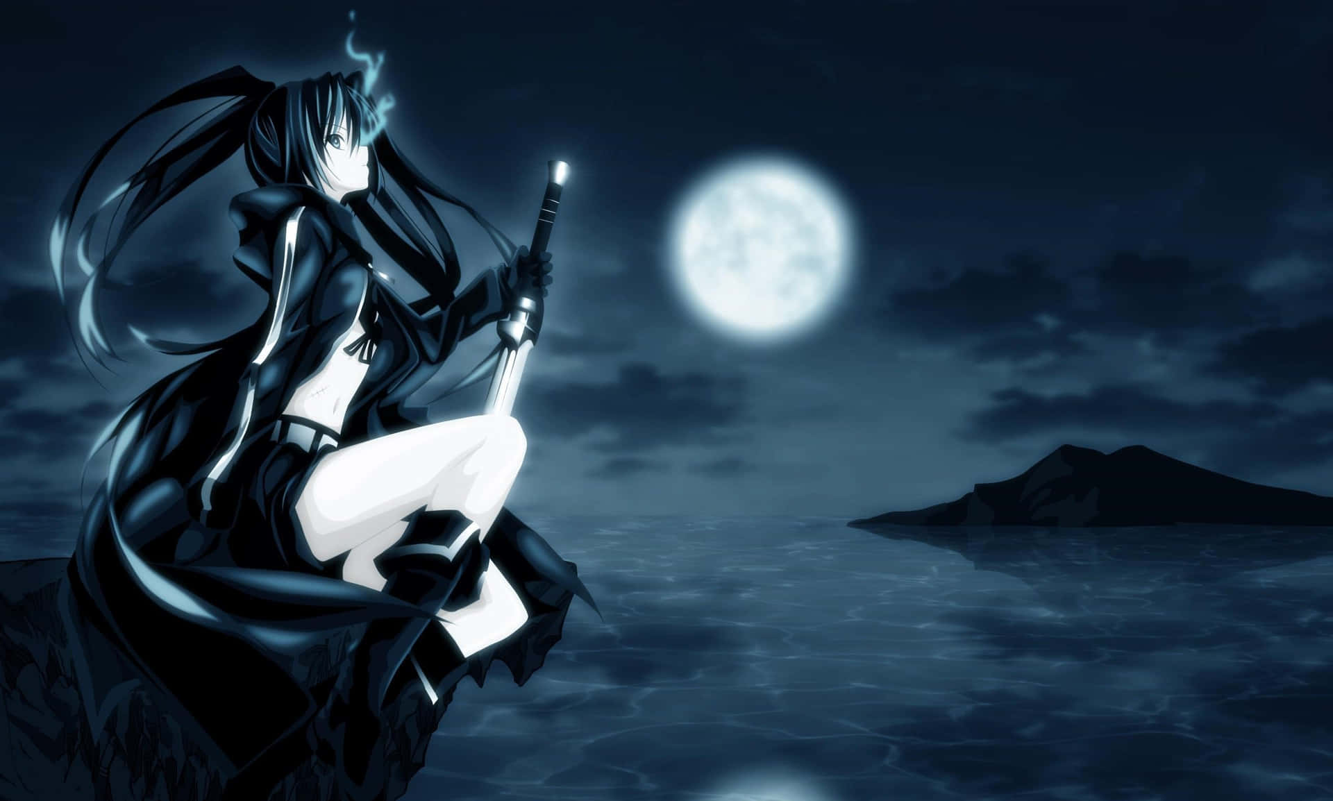 充滿魔法可能性的背景 壁紙 — 長黑髮持劍動漫少女坐在岩石海岸上，背景是暗黑海洋上的滿月。