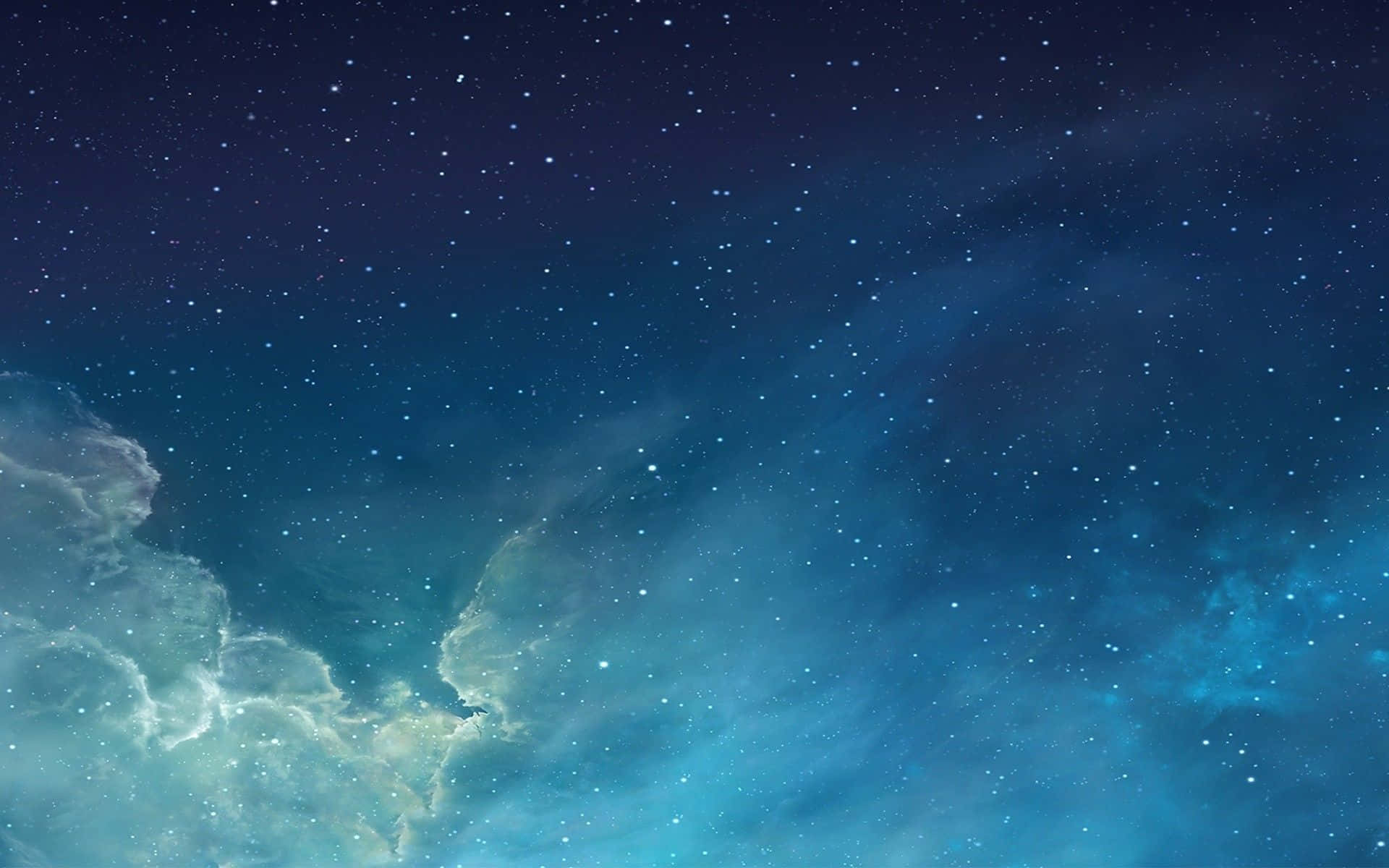 帶有發光星雲和宇宙雲的星空夜晚。