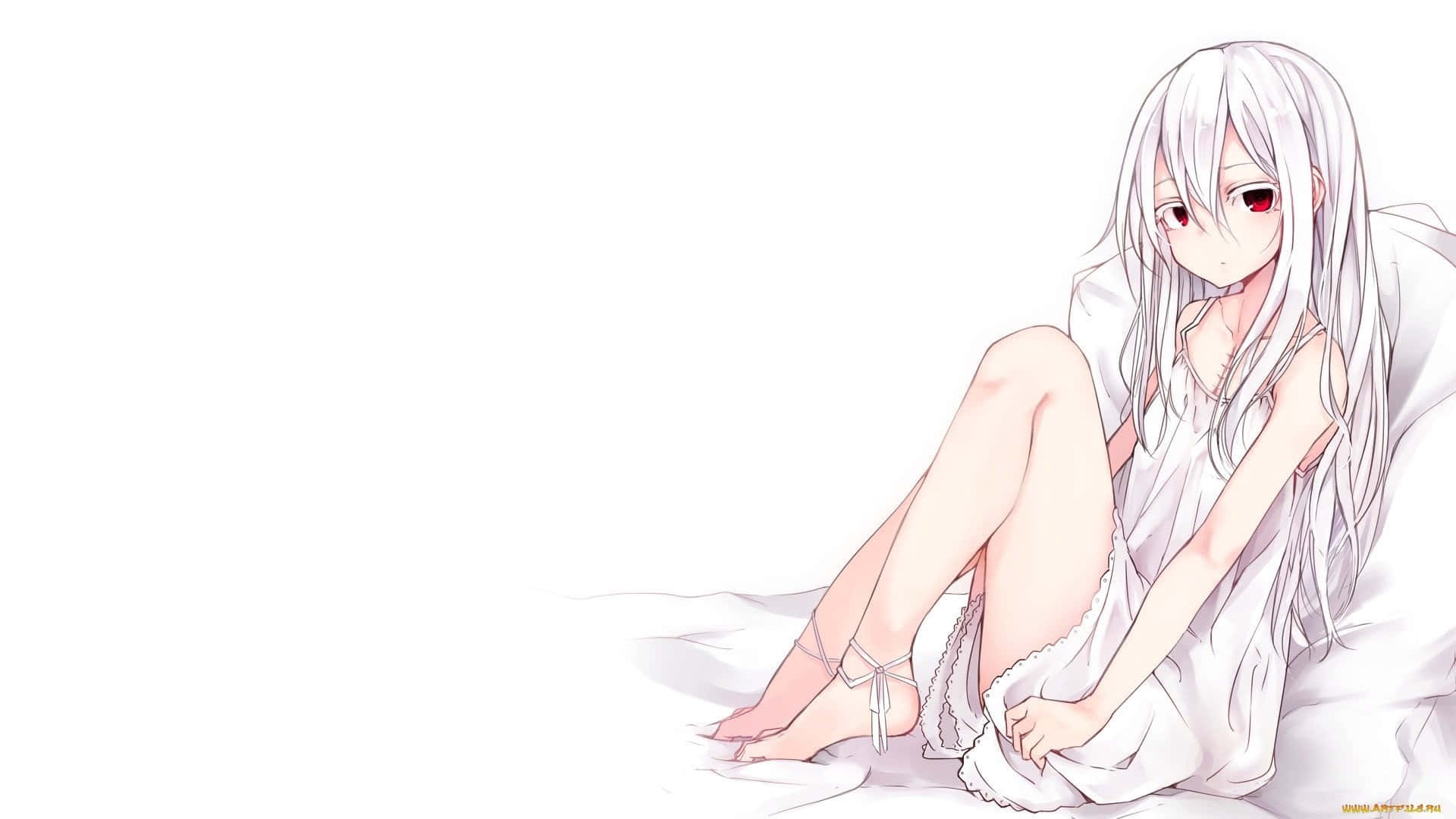 充滿鮮豔色彩的動畫世界 壁紙 — 一個蒼白的動漫女孩，長長的白髮和紅色的眼睛，蜷縮在一張白色的床上，穿著白色的睡袍。