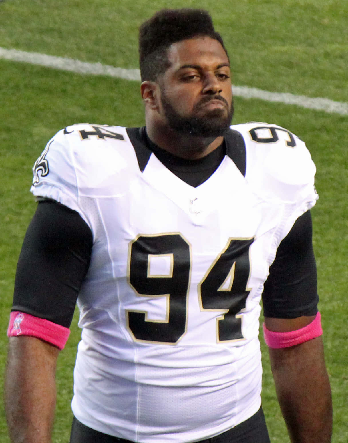 在草地上穿著94號球衣的NFL球員