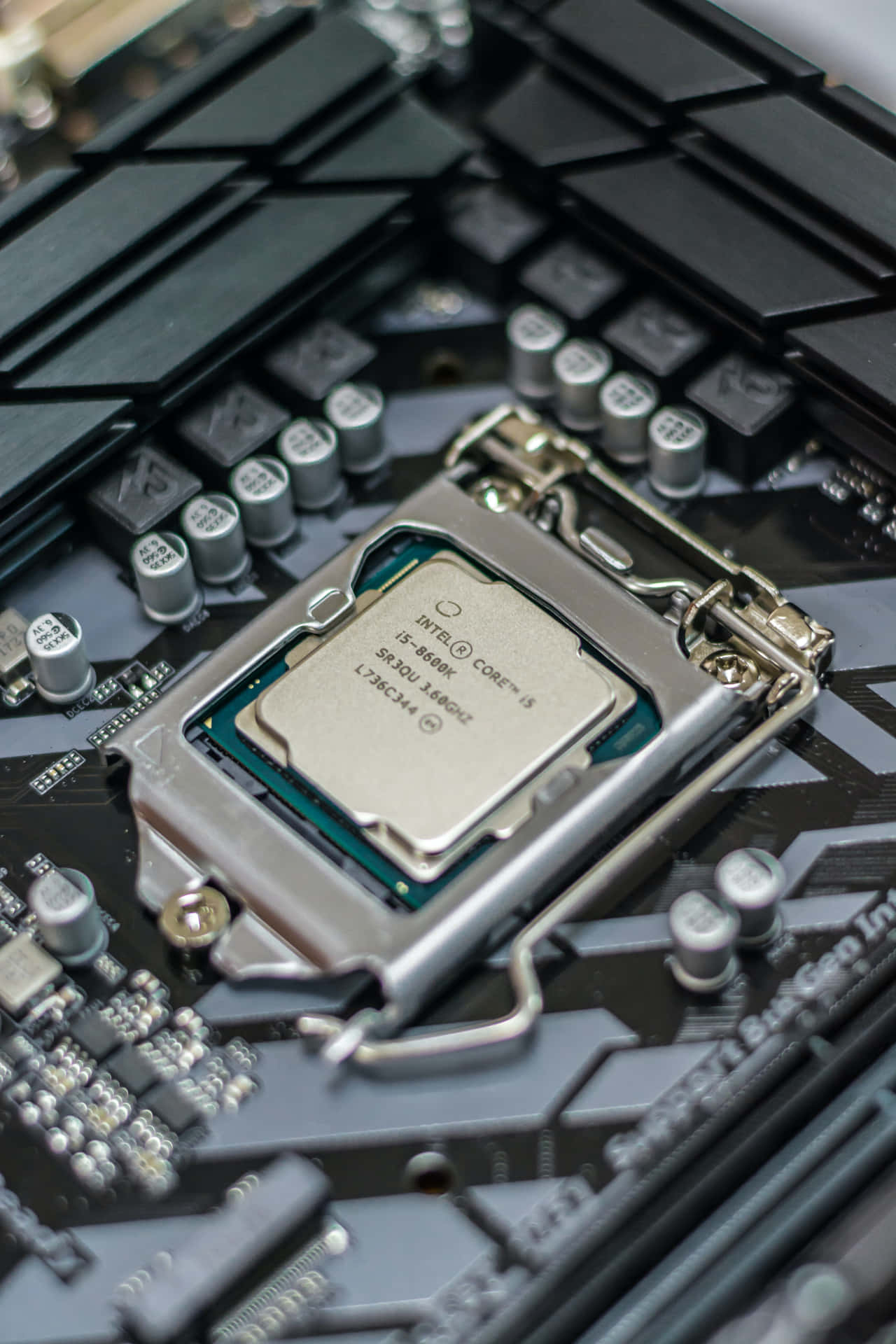 主機板上 Intel Core i5 14600K 處理器的特寫