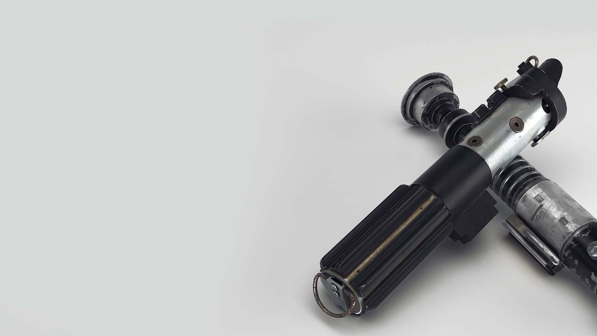 淺灰色背景上的十字護手光劍柄。