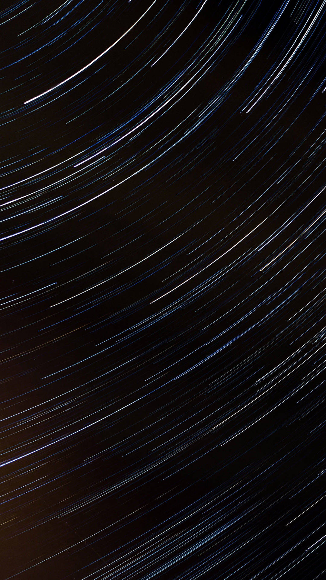 星軌劃過黑暗的夜空，長時間曝光照片。