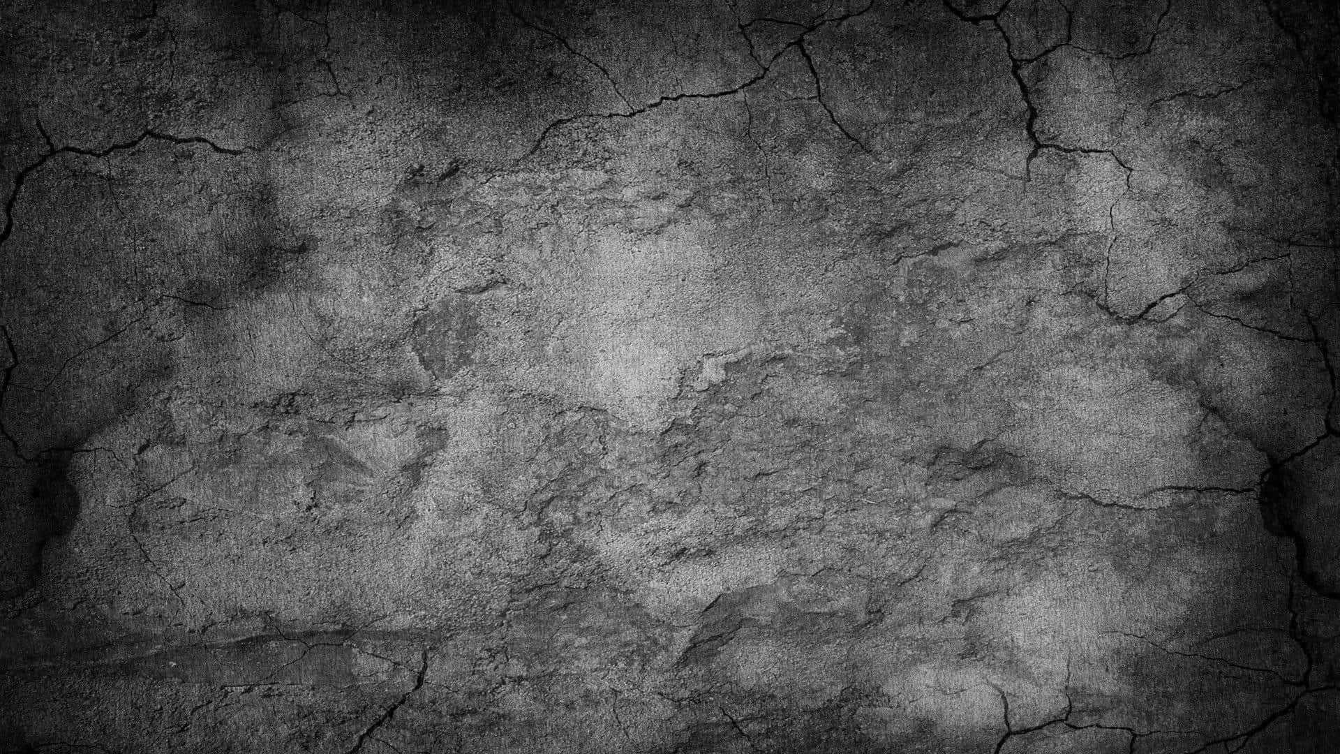 光滑石紋圖 壁紙 — 在昏暗燈光下，帶有粗糙質感和深灰色調的裂縫混凝土牆。