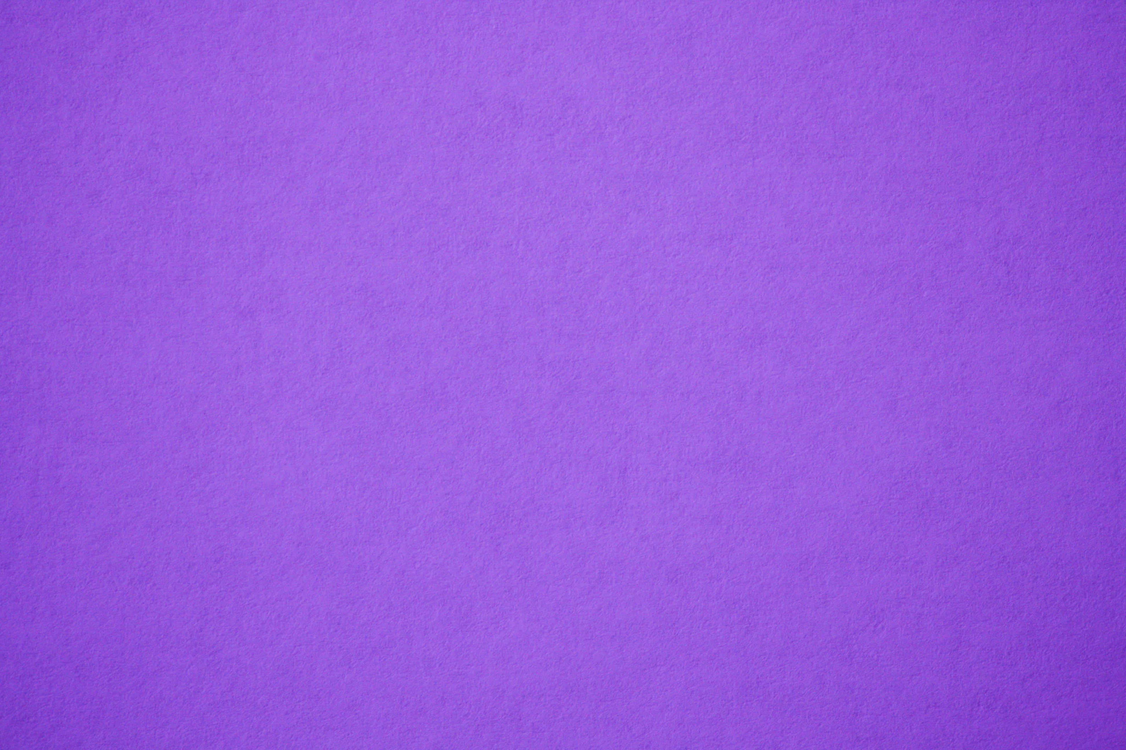 Purple Paper 桌布 壁紙 — 光滑紋理的紫色紙張表面，帶有微妙的漸變和柔和的啞光效果。