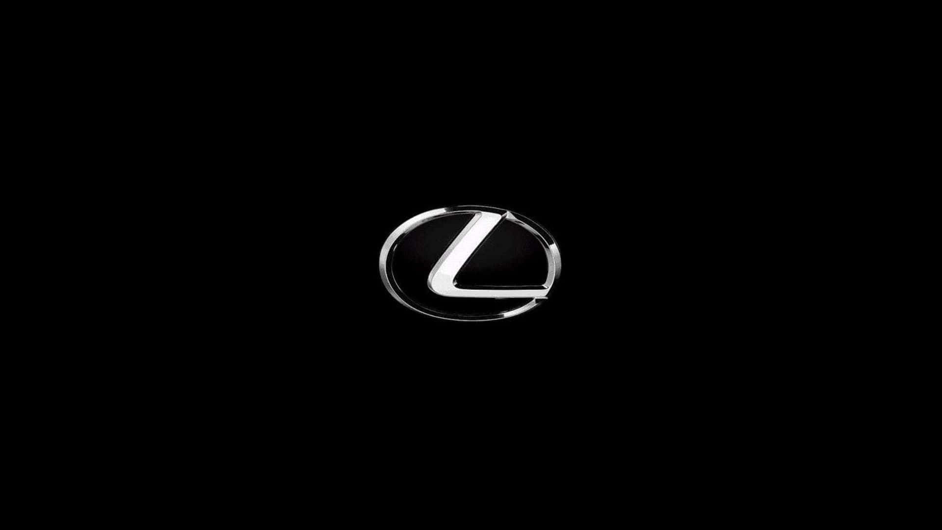 閃亮的銀色 Lexus 徽章居中於黑色背景上