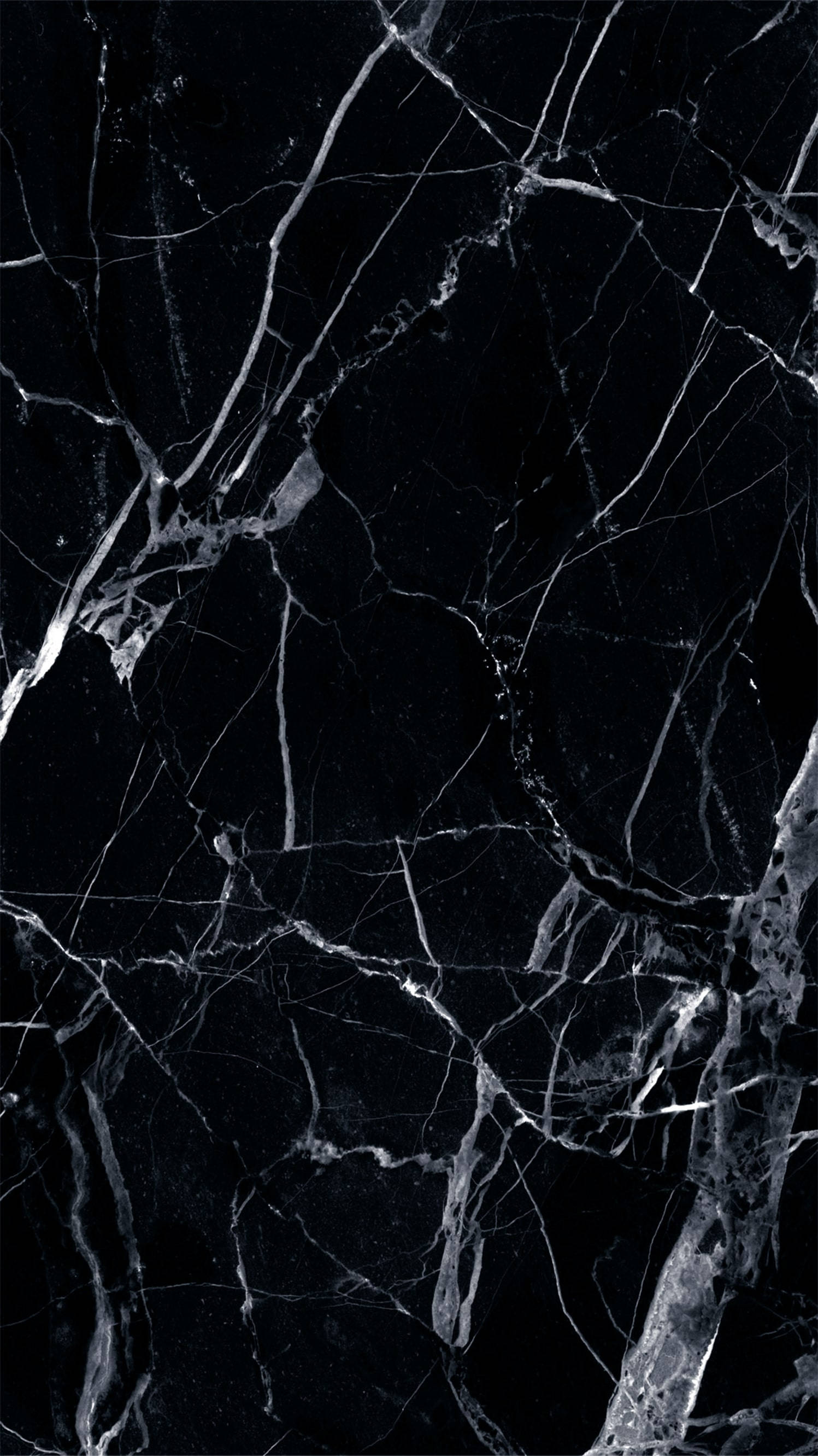 Marble iPhone 桌布 壁紙 — 光澤黑色大理石的近距離特寫，帶有複雜的白色紋理，營造出奢華而戲劇性的質感。