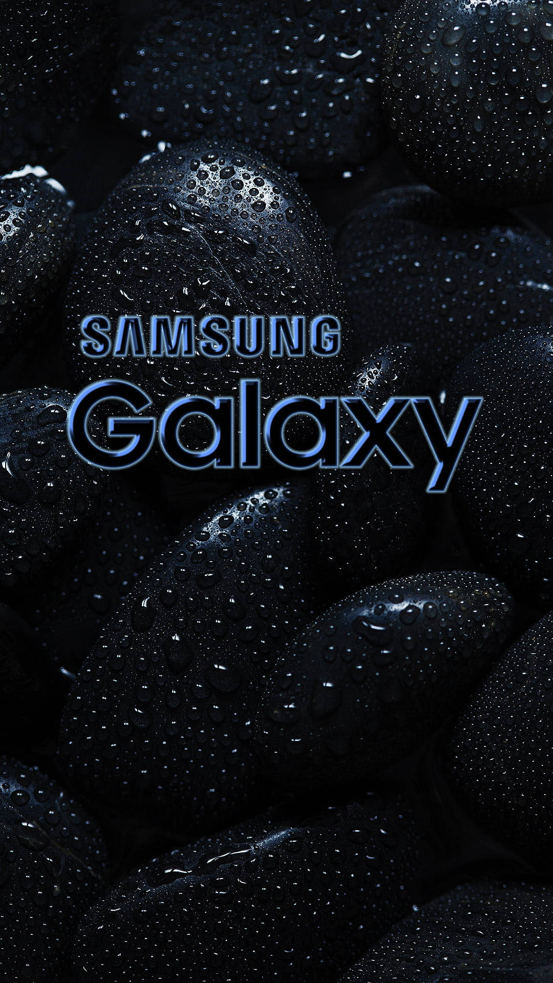 Stone 桌布 壁紙 — 光澤黑色鵝卵石閃爍著水滴，展示發光的藍色Samsung Galaxy標誌。
