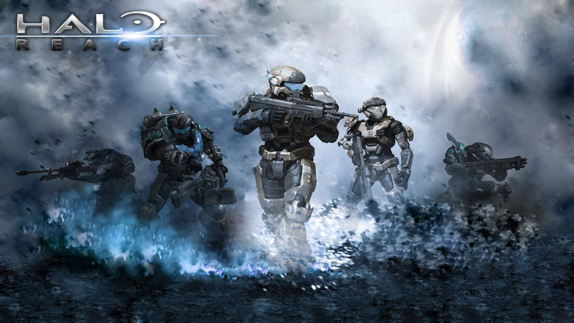 四個Halo Reach士兵穿著裝甲在風暴天空下涉水穿過發光的藍色水域。