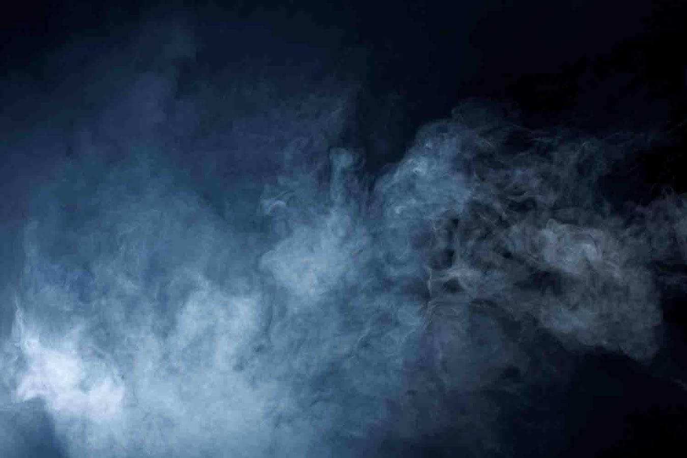 藍色煙霧在黑暗中飄移，帶有柔和發光的高光。