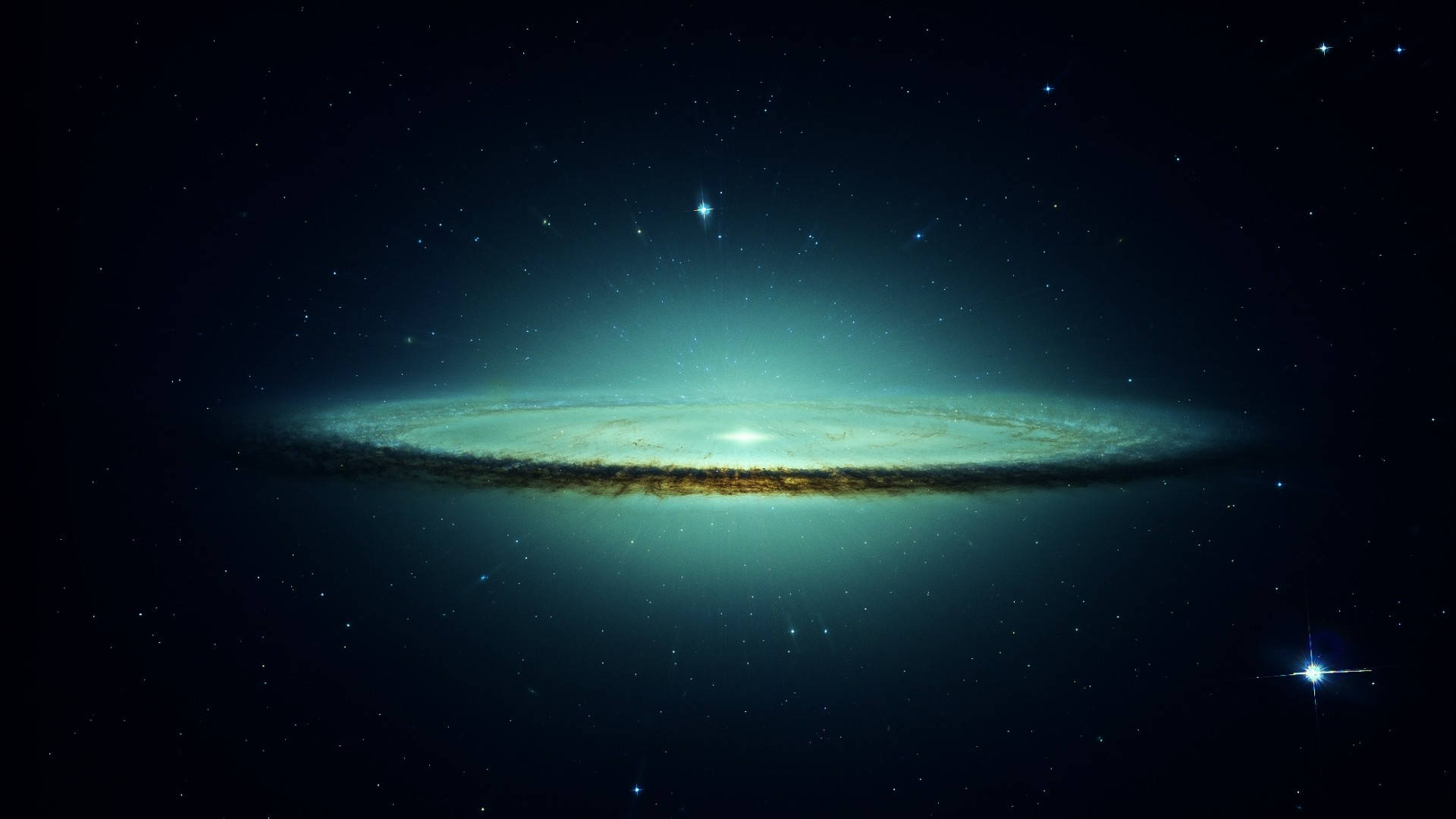 光與暗抽象最佳桌面 壁紙 — 一個發光的螺旋星系，帶有藍綠色旋臂和金色塵埃帶，漂浮在黑暗宇宙天空下的星場中。
