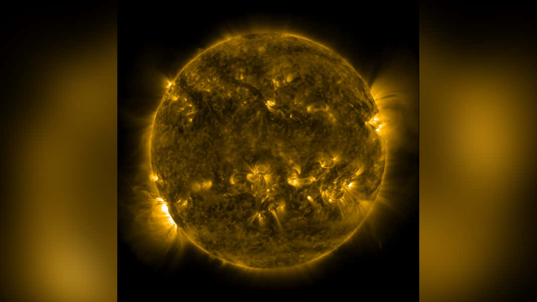 一顆發光的金色太陽，太陽耀斑在黑暗的太空背景下噴發。