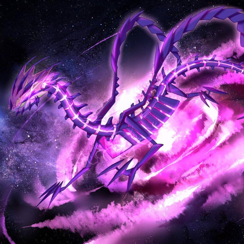 一隻帶有發光邊緣的紫色龍飛過佈滿星星的宇宙星雲。