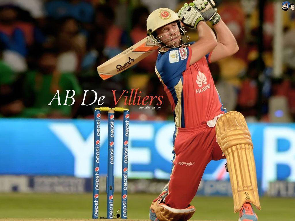 光輝之隊長：AB de Villiers 壁紙 — 板球運動員 AB De Villiers 身穿紅藍球衣，在夜間比賽的球場燈光下強力揮棒。