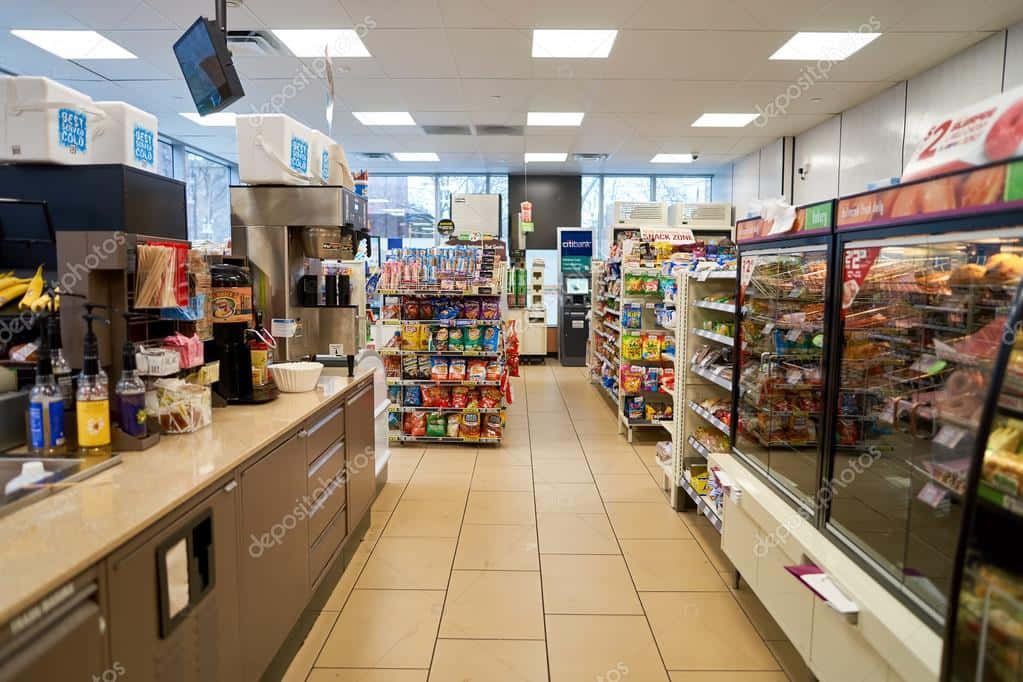 便利店內部，設有零食架、冷藏櫃和咖啡站。