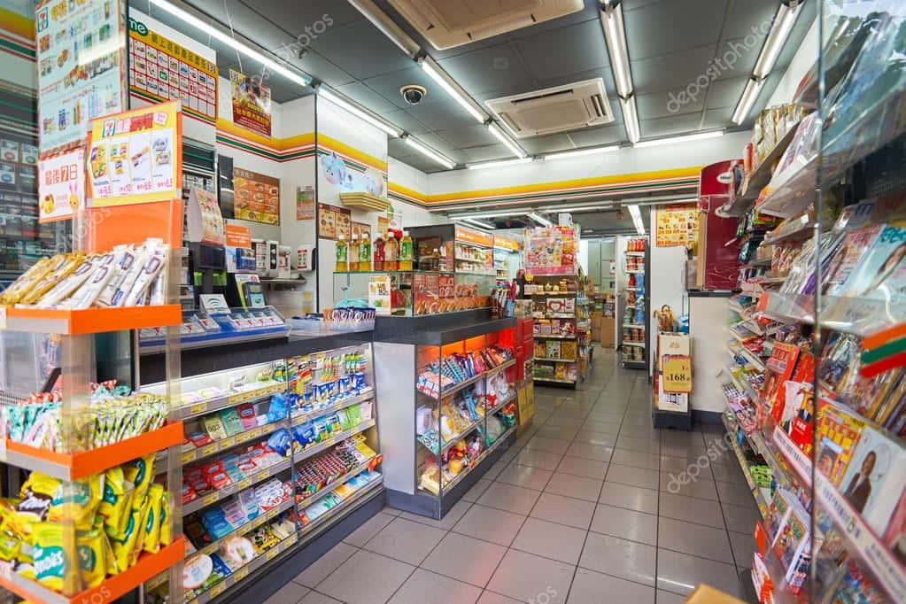 便利店通道，在明亮燈光下，貨架上擺滿了零食和產品。