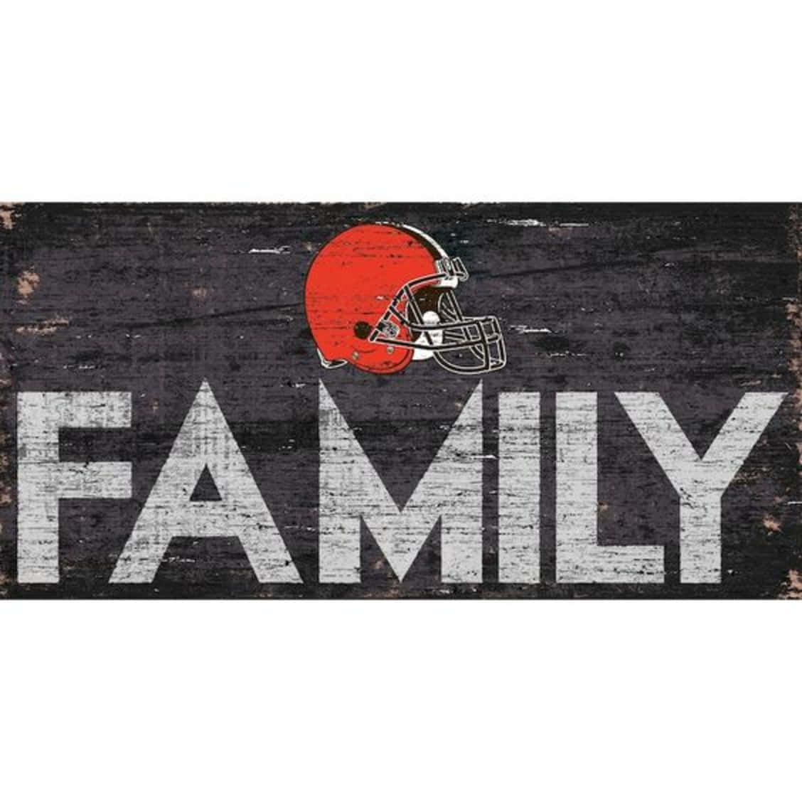 質樸的木牌，上面有「FAMILY」和一個紅色美式足球頭盔。