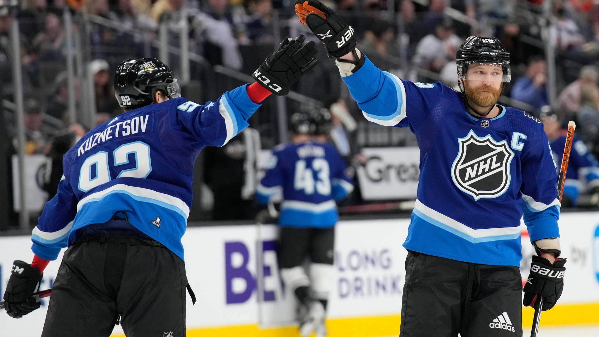 冰球運動員在比賽中於冰上擊掌