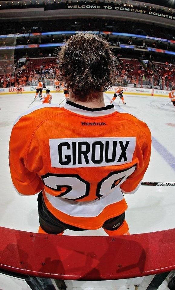 比賽期間，身穿橙色球衣、名字為Giroux、號碼20的冰球運動員在後備席上。