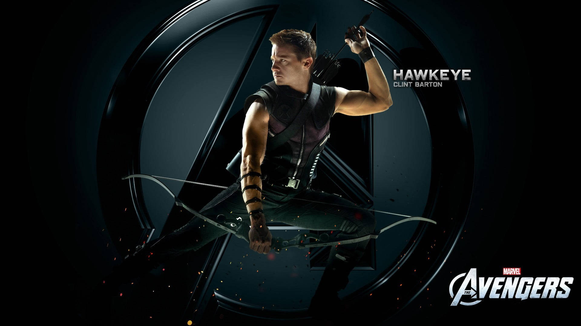 Hawkeye 桌布 壁紙 — 克林特·巴頓飾演的鷹眼在黑暗的復仇者聯盟標誌背景下以動態姿勢拉弓。