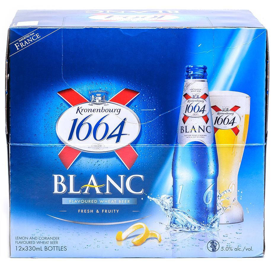 Kronenbourg 1664 Blanc啤酒包裝，包含瓶子、杯子和檸檬皮飛濺。