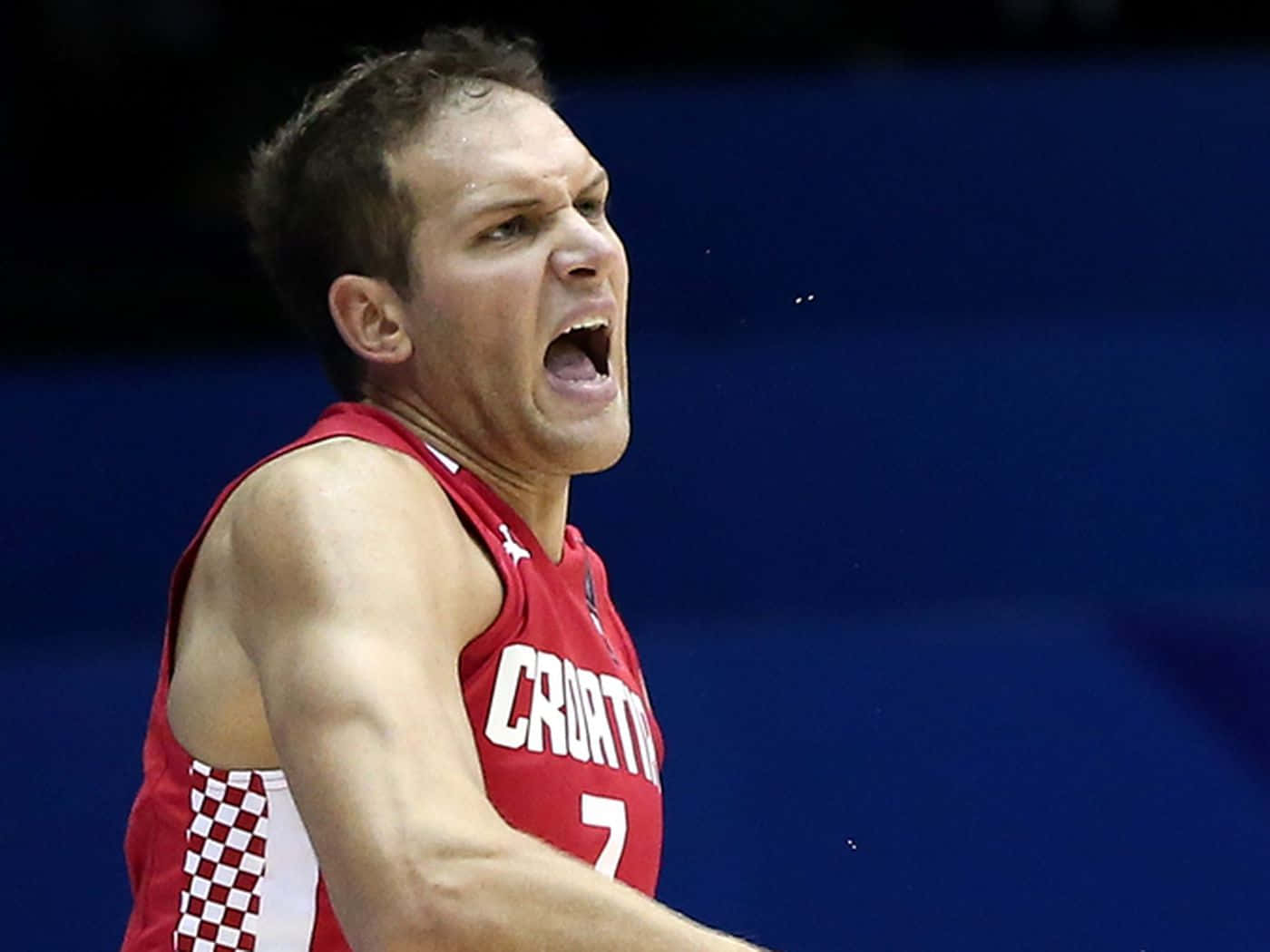 克羅地亞國家隊博揚·博格達諾維奇FIBA 2017 壁紙 — 一名身穿紅色球衣的克羅地亞籃球運動員在明亮的場館燈光下，於比賽中激情咆哮。