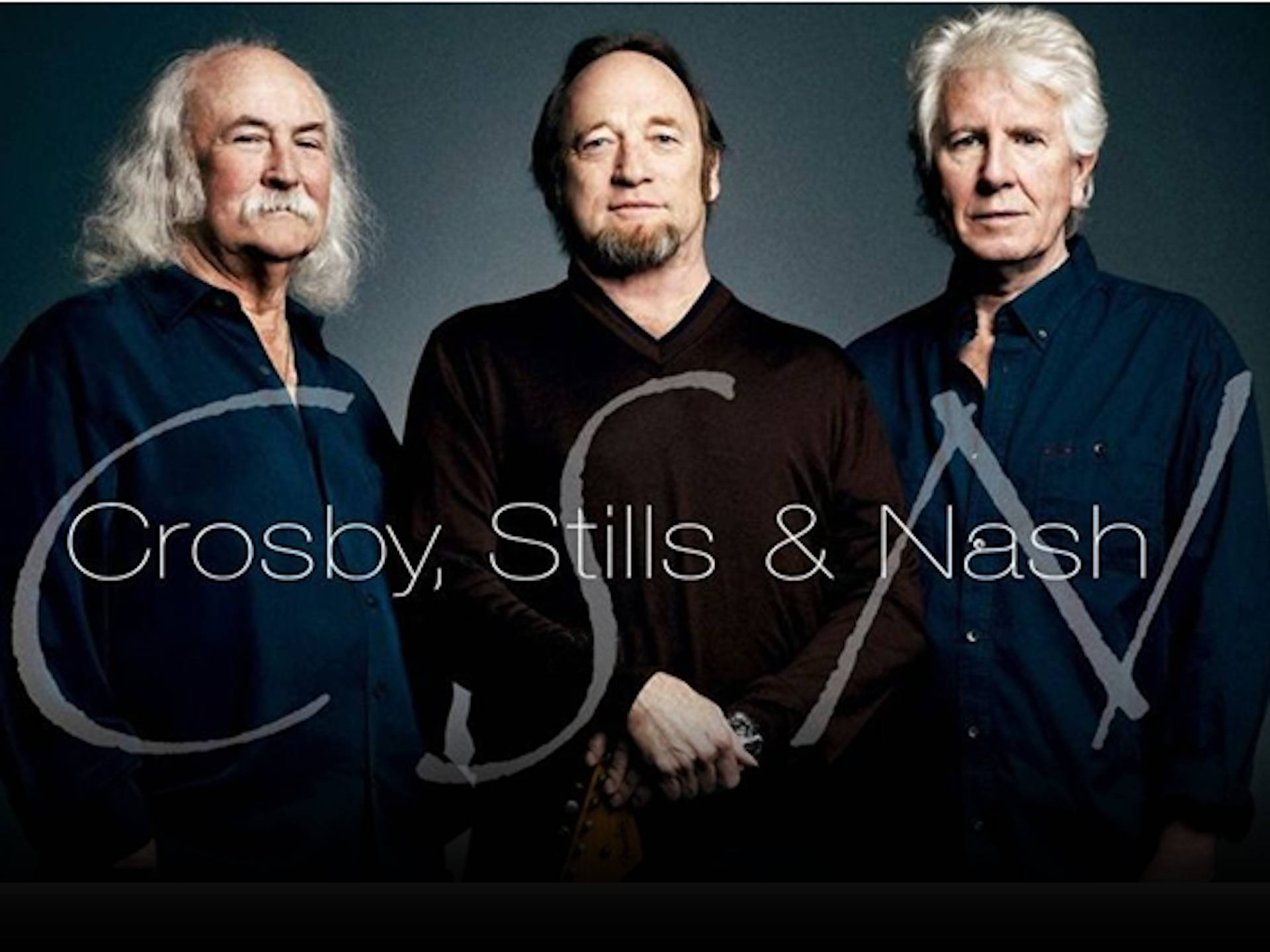 三位身穿深色襯衫的男士為樂隊肖像擺姿勢，帶有 'Crosby Stills Nash' 文字疊加。
