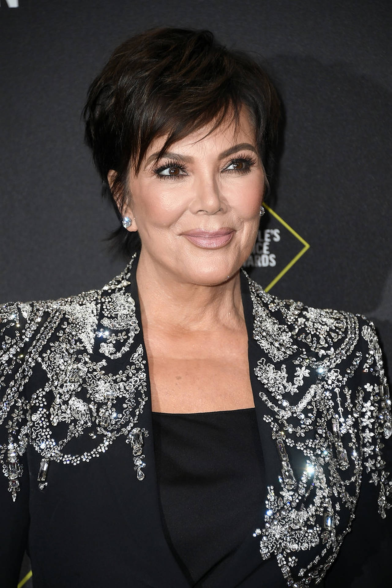 Kris Jenner 在頒獎典禮上穿著閃亮黑色西裝外套