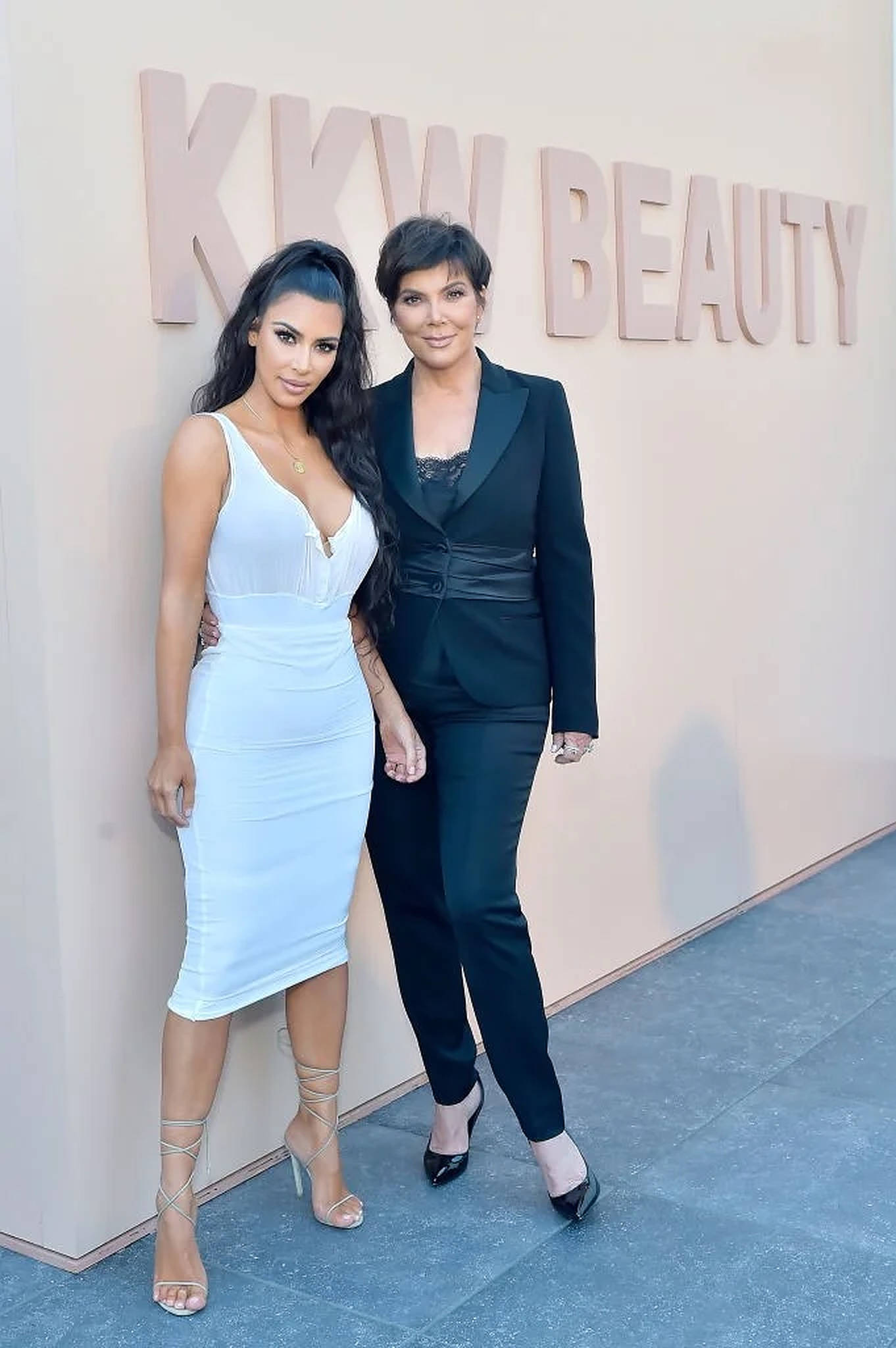 Kim Kardashian 和 Kris Jenner 在 KKW Beauty 活動中擺姿勢。
