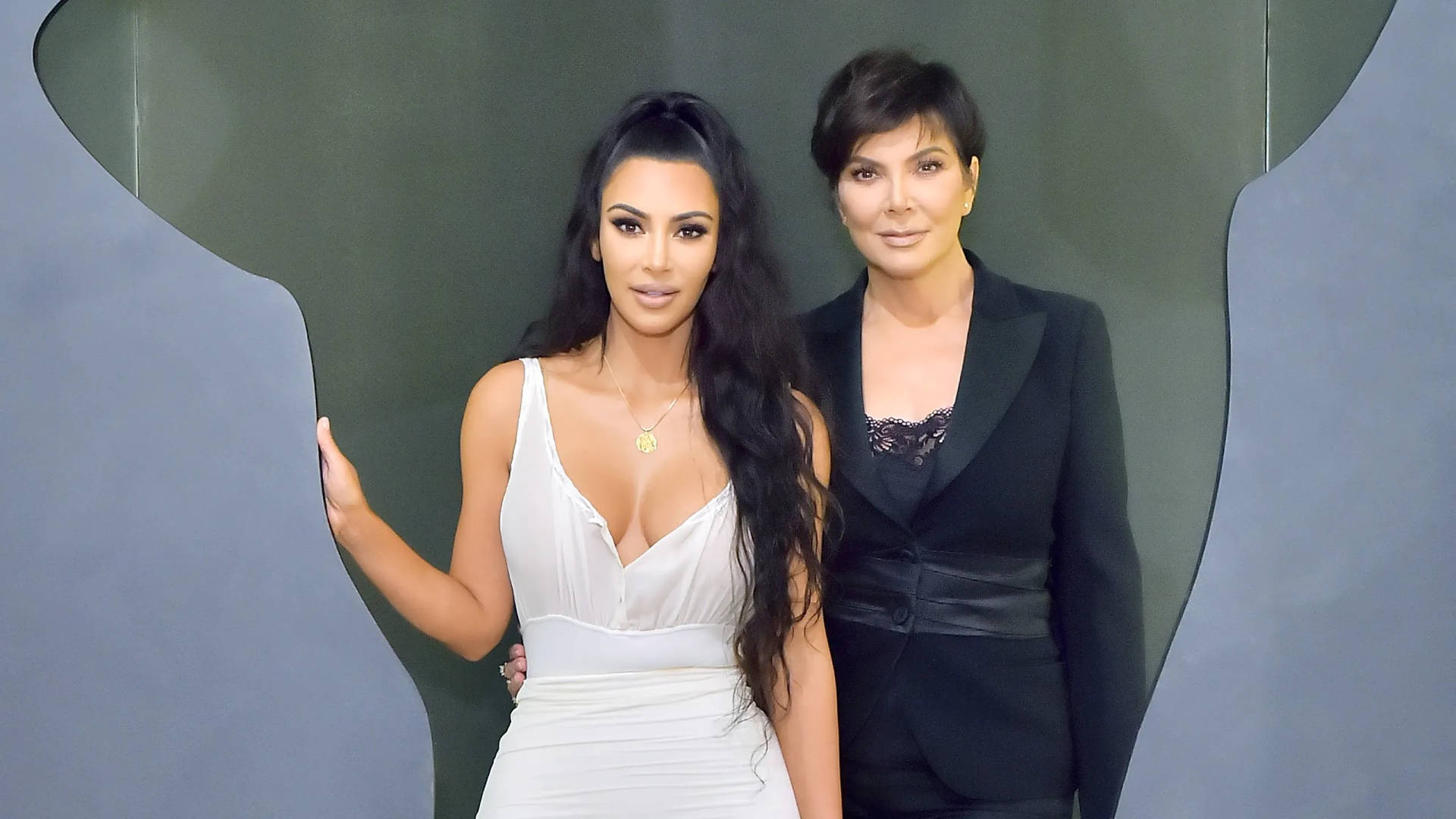 Kim Kardashian 和 Kris Jenner 穿著正式服裝為照片擺姿勢。