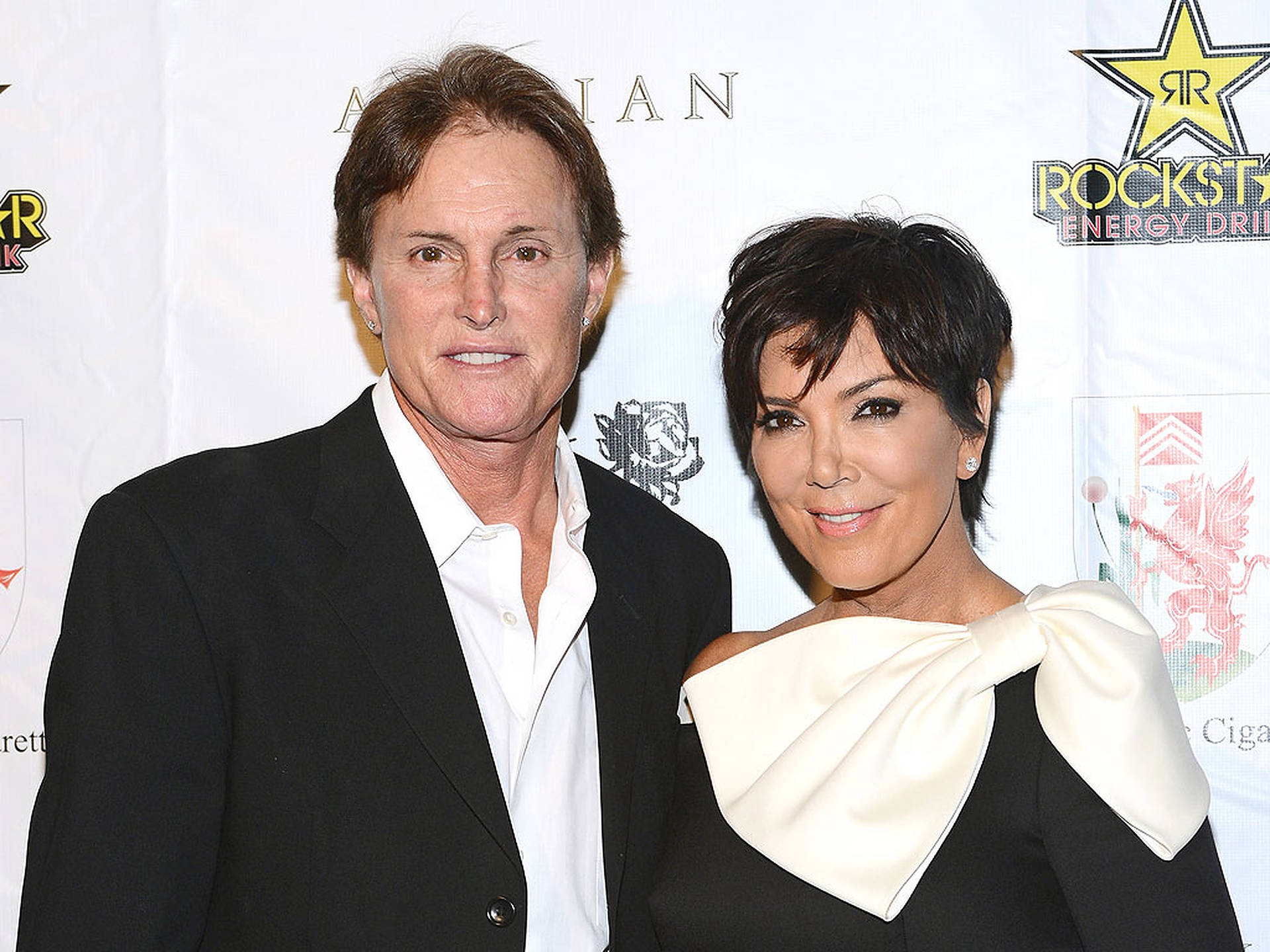 Kris Jenner 與丈夫在Rockstar Energy Drink活動中穿著正式服裝。