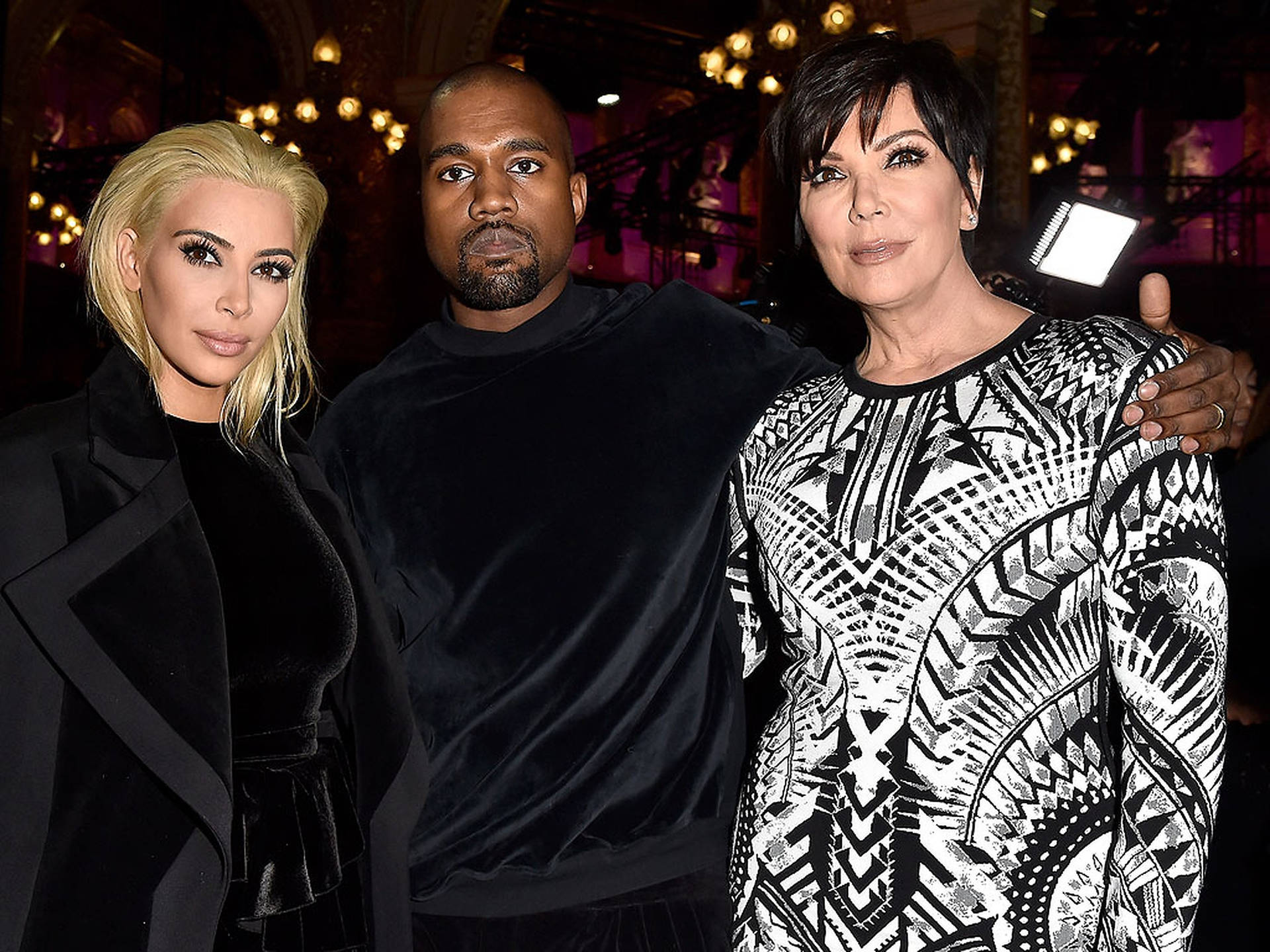 Kim Kardashian、Kanye West 和 Kris Jenner 在活動中一起擺姿勢。