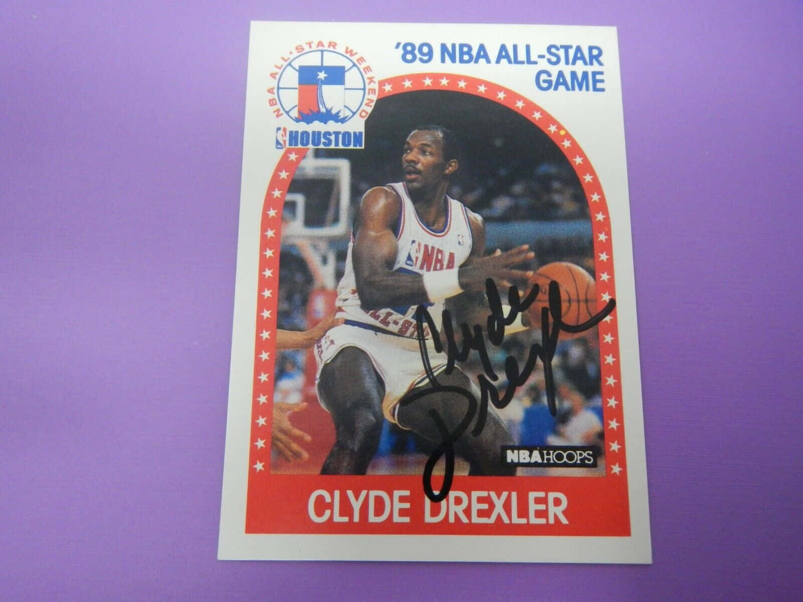 克萊德·德雷克斯勒 1989 NBA 全明星賽簽名攝影 壁紙 — 一張簽名嘅1989年NBA全明星賽交易卡，展示Clyde Drexler喺紫色背景前嘅動作。