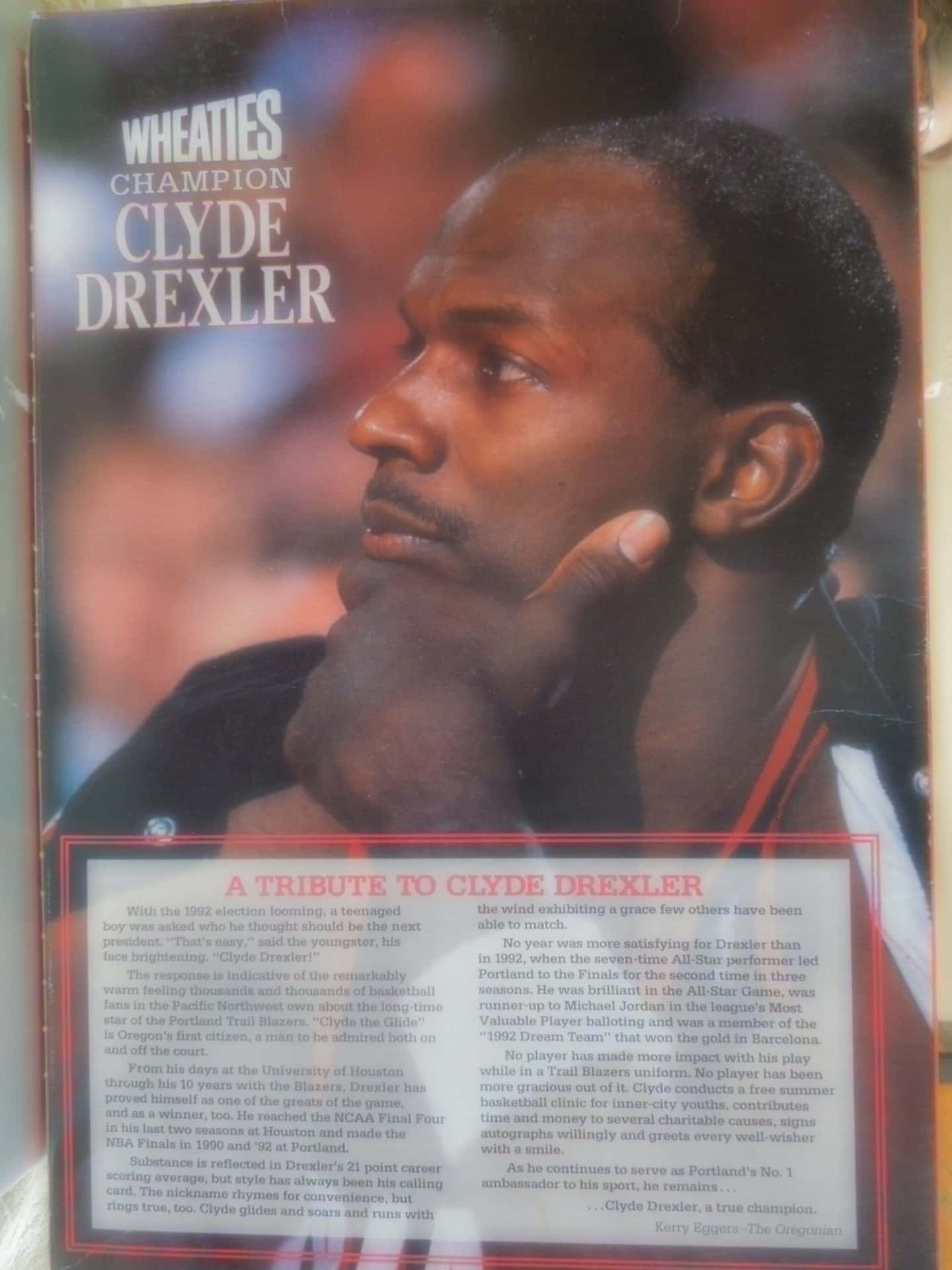 克萊德·德雷克斯勒維他麥冠軍專題致敬 壁紙 — 復古Wheaties穀物盒， featuring Clyde Drexler，粗體字體，下方有致敬文字。