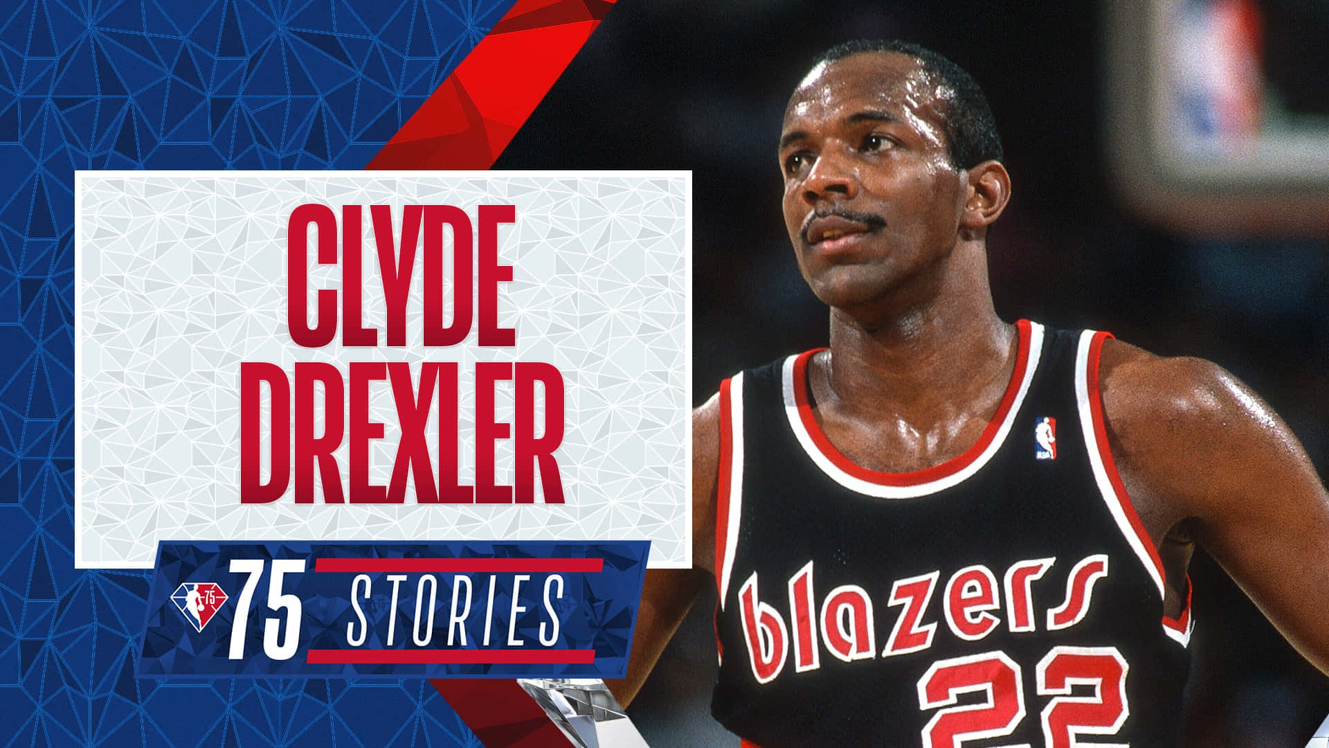 克萊德·德雷克斯勒開拓者隊NBA攝影 壁紙 — Clyde Drexler 身穿波特蘭拓荒者球衣，專注地站在幾何藍紅背景前，帶有「75 Stories」文字疊加。