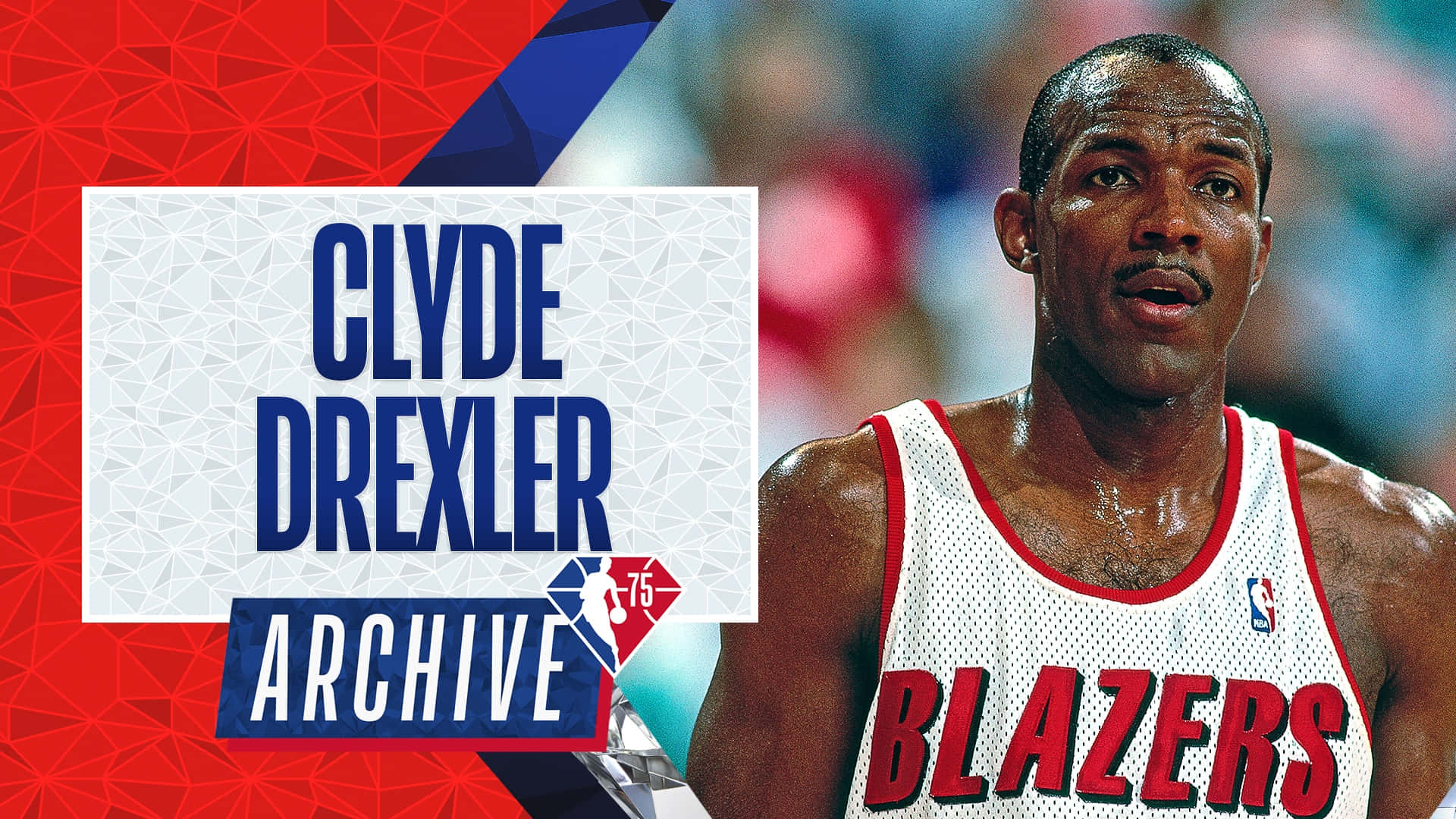 克萊德·德雷克斯勒開拓者隊前鋒攝影 壁紙 — Clyde Drexler 身穿波特蘭拓荒者球衣，在幾何紅藍背景和 'Clyde Drexler Archive' 文字疊加下，於籃球比賽中顯得專注。