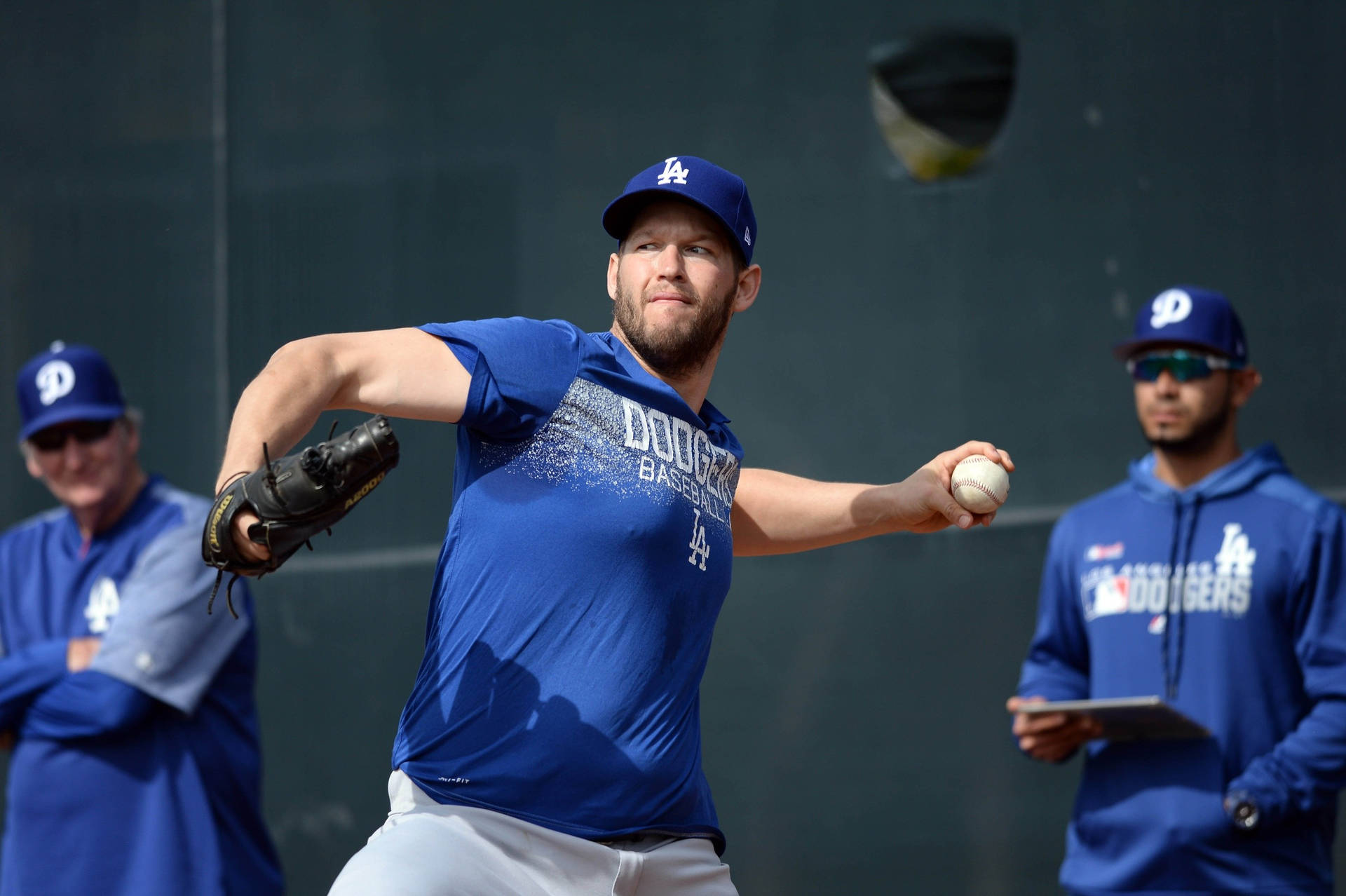 棒球投手在訓練期間投球。