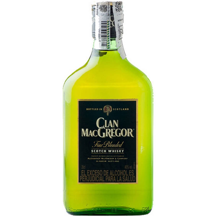 一瓶帶有標籤和警告文字的綠色Clan MacGregor蘇格蘭威士忌。