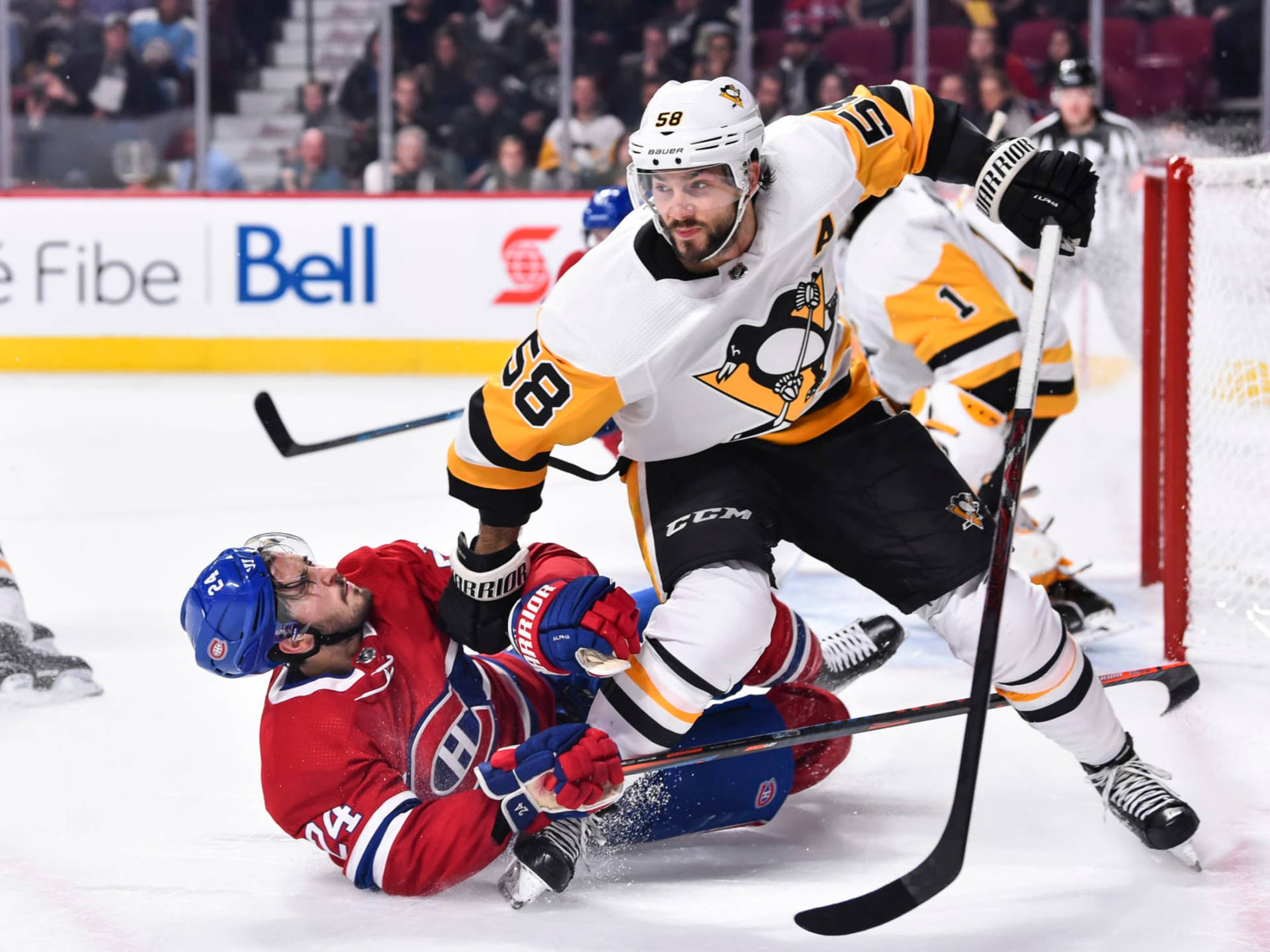 冰球運動員在激烈的NHL比賽中在冰上碰撞