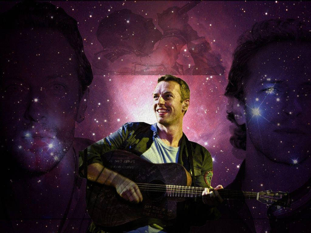 克裡斯·馬汀 星空背景 壁紙 — 一個微笑的男人在星空紫色星雲和幽靈面孔疊加的宇宙背景下彈結他。