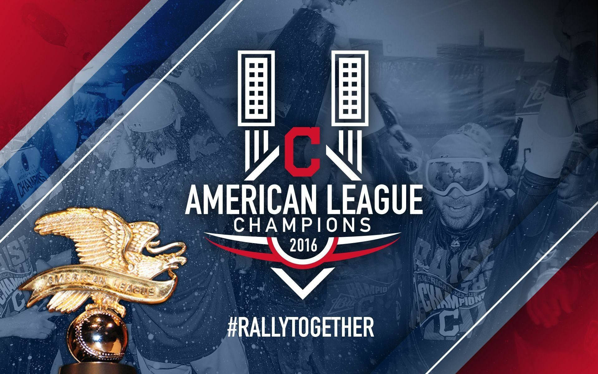 克里夫蘭印第安人2016世界大賽 壁紙 — 一個金色的棒球獎盃在American League Champions 2016標誌旁邊閃閃發光，背景是雪白的球場和慶祝的球迷。