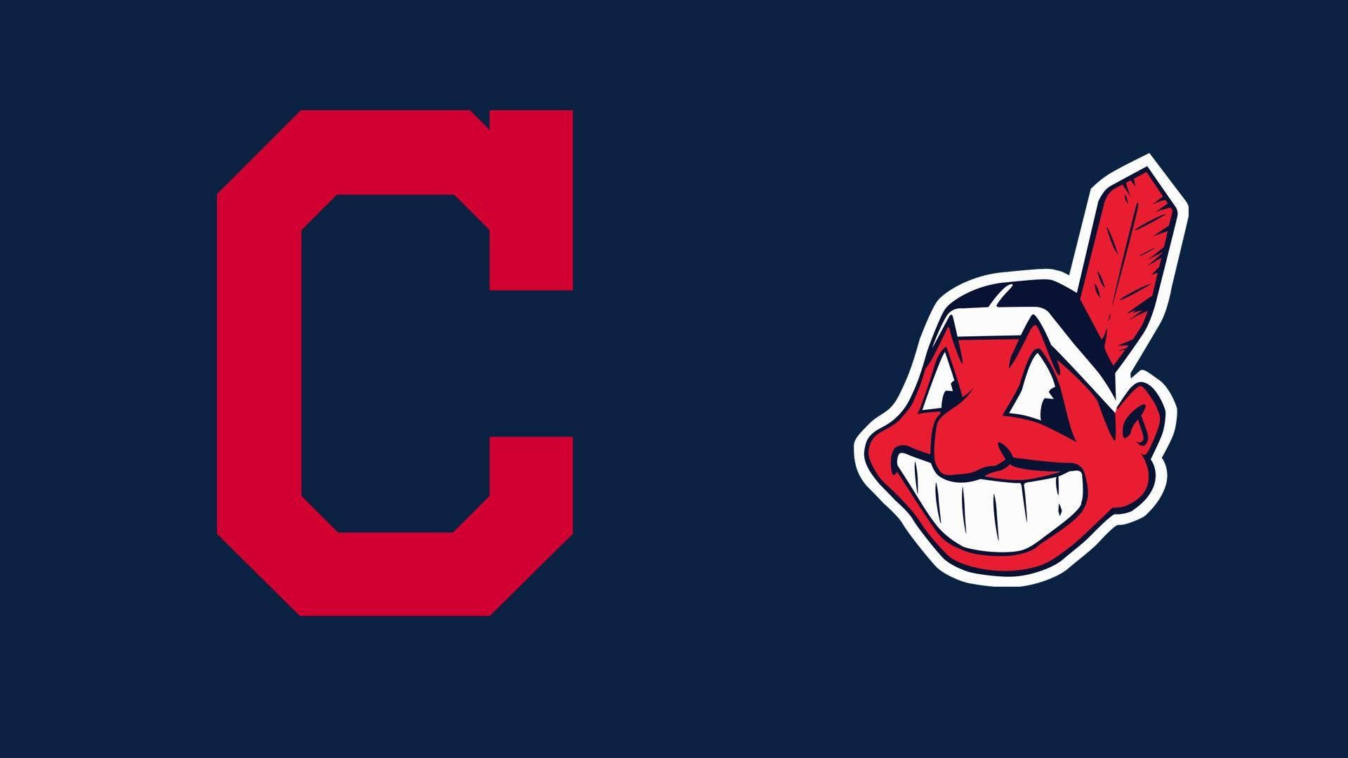 克里夫蘭印第安人隊 Chief Wahoo 與 C 塊標誌 壁紙 — 深藍色背景上大膽的紅色 'C' 和 Chief Wahoo 標誌。