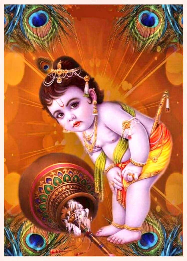 克里希那神與傾倒陶罐的神聖寧靜 壁紙 — 一個神聖的孩子，身上有孔雀羽毛和金飾，頑皮地從一個裝飾的罐子裡灑出牛奶，背景是明亮的橙色。