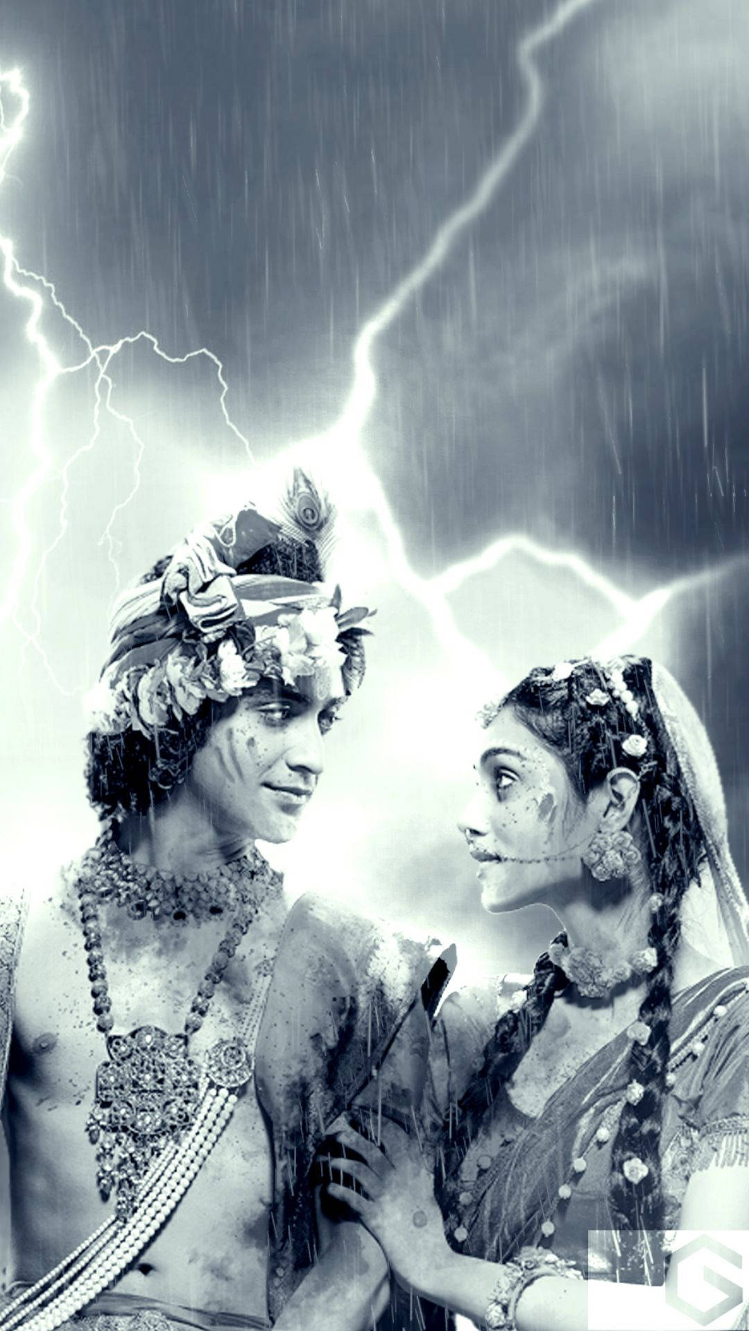 一對穿著傳統服飾的夫婦在閃電暴風雨中擁抱。