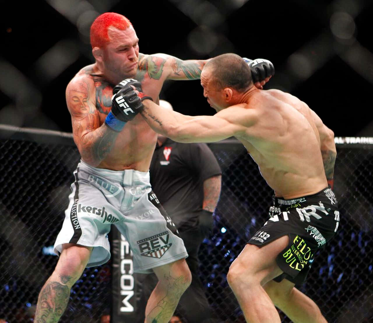 兩名男性拳手在MMA八角籠內互相出拳。